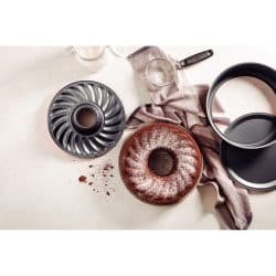 Alternative view of قالب كيك من الألمنيوم من ترامونتينا البرازيل مع طلاء غير لاصق وسفلي قابل للإزالة من ستار فلون ، 26 سم ، 3،3 لتر