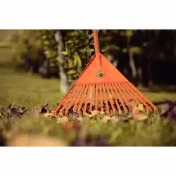 Alternative view of مكنسة حديقة بلاستيكية برتقالية 18 سن ومقبض خشبي 120 سم