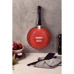 Alternative view of مقلاة ترامونتينا باريس من الألومنيوم مع طلاء ستارفلون ماكس الداخلي المقاوم للالتصاق والجزء الخارجي من السيليكون الأحمر مع ملعقة، 20 سم و0.8 لتر