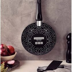 Alternative view of مقلاة ترامونتينا باريس من الألومنيوم مع طلاء داخلي غير لاصق ستارفلون ماكس وطلاء خارجي من السيليكون الأسود مع ملعقة