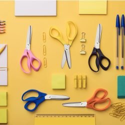 مقص مدرسي من ترامونتينا مونستركورت مختلط لليد اليسرى مع شفرة من الفولاذ المقاوم للصدأ ومقبض من البولي بروبيلين مقاس 5 بوصات