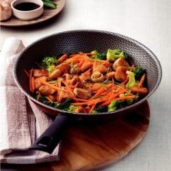 Alternative view of مقلاة ترامونتينا لوريتو من الألومنيوم مع طلاء صحي 100% الداخلي والخارجي المقاوم للالتصاق باللون الأحمر 24 سم 2.2 لتر