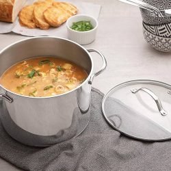 Alternative view of قدر طهي من الفولاذ المقاوم للصدأ من ترامونتينا أونا بقاعدة ثلاثية الطبقات وغطاء زجاجي، 24 سم وسعة 7.7 لتر