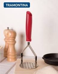 Alternative view of هراسة البطاطس المصنوعة من الفولاذ المقاوم للصدأ من ترامونتينا يوتيليتا بمقبض من مادة البولي بروبيلين باللون الأحمر