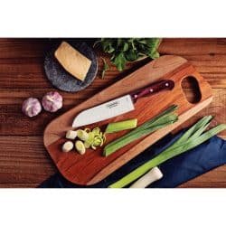 Alternative view of سكين سانتوكو من ترامونتينا، مقاس 7 بوصات، بشفرة من الفولاذ المقاوم للصدأ ومقبض من خشب البولي وود الأحمر المعالج