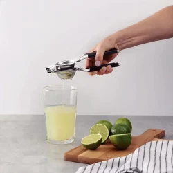 عصارة ليمون من ترامونتينا يوتيليتا مصنوعة من الفولاذ المقاوم للصدأ بمقبض من البولي بروبيلين الأسود