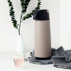 ترمز ترامونتينا إكساتا البلاستيكي مع أمبولة زجاجية  سعة 1.8 لتر لون بيجي مع مكبس للضغط