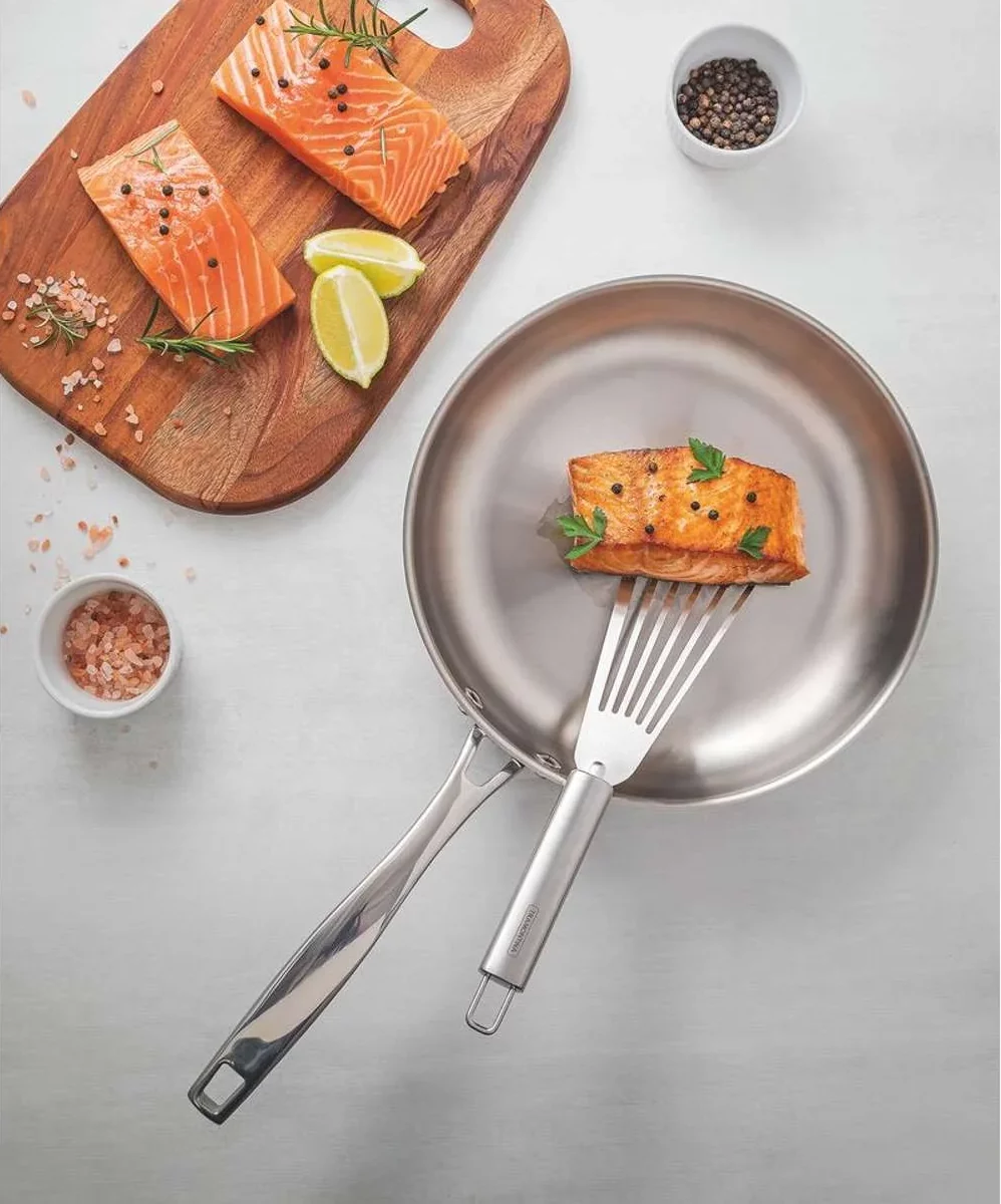 مقلاة ترامونتينا المصنوعة من الأستنلس ستيل المقاوم للصدأ صحية 100% بثلاث طبقات، مقاس 26 سم (2.2 لتر) 1 مقلاة ترامونتينا المصنوعة من الأستنلس ستيل المقاوم للصدأ صحية 100% بثلاث طبقات، مقاس 26 سم (2.2 لتر)