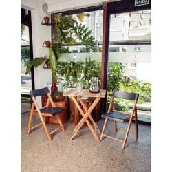 Alternative view of طاولة وكراسي عدد 2 مصنوع من الخشب القابل للطي بلمسة نهائية طبيعية ومقعد ومسند ظهر من مادة البولي بروبيلين