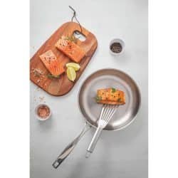 مقلاة ترامونتينا غرانو 20 سم 1.2 لتر مصنوعة من الأستلس ستيل المقاوم للصدأ بجسم ثلاثي الطبقات ومقبض طويل